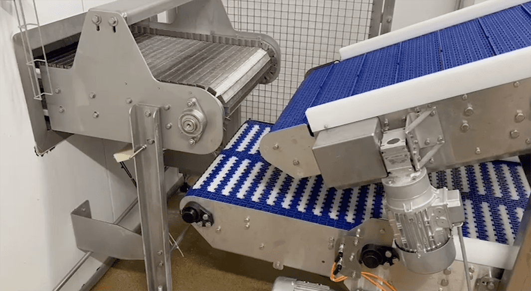 Modulaire opvoer transportband met anti-glijstrips